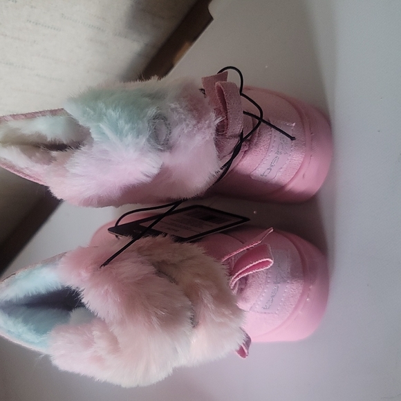*FINAL* BEBE GIRLS LIGHT PINK Rainbow faux fur BOOTS: NWT: TODDLER 7 - Picture 2 of 4